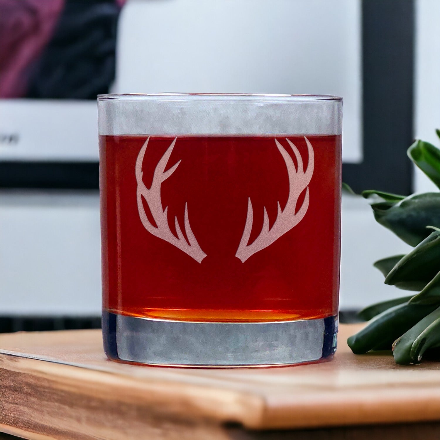 Deer Antlers Whisky Glass - Design 2 - Copyright Hues in Glass