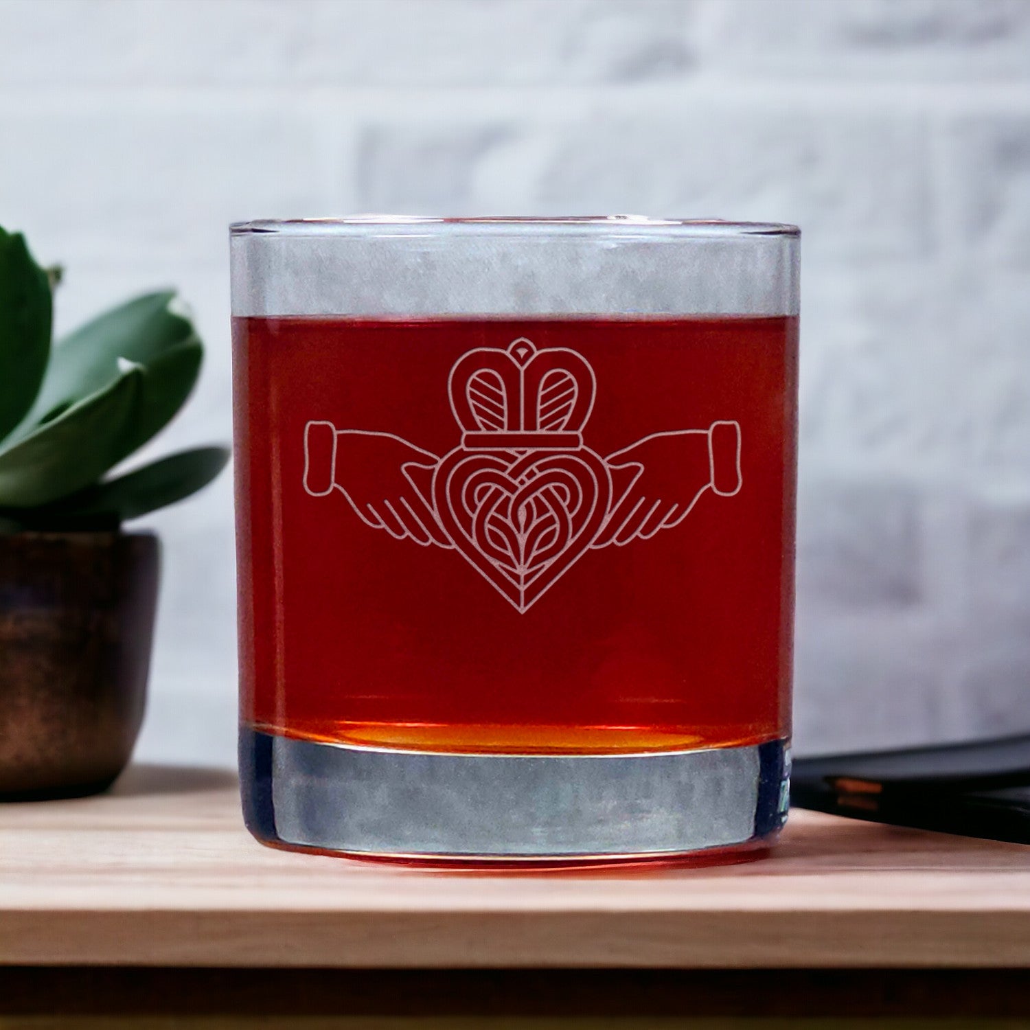 Celtic Claddagh Whisky Glass - Copyright Hues in Glass